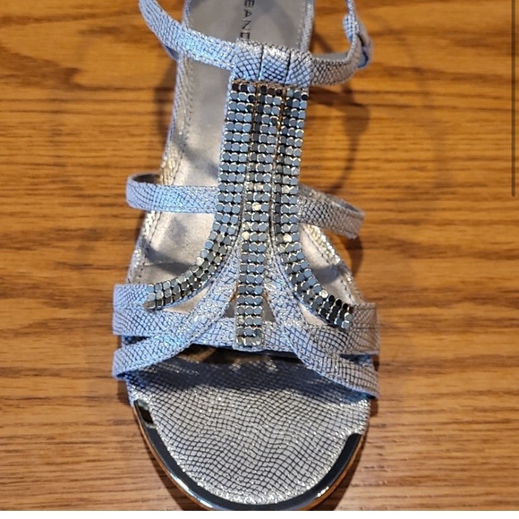 New Bandolino Gold Sandals 7 - Picture 2 of 5